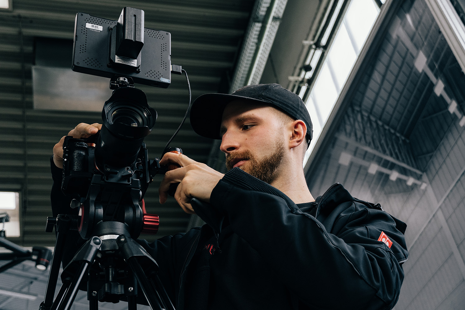 Videograf und Filmemacher Nico Fischer arbeitet mit einer Kamera
