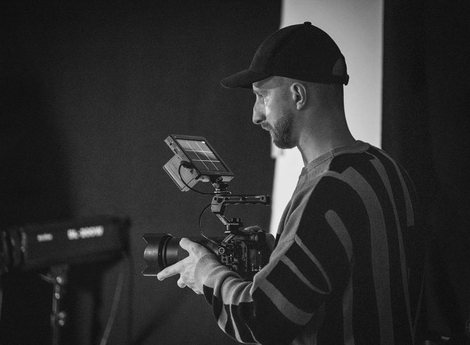 Videograf & Filmemacher Nico Fischer mit einer Kamera in der Hand