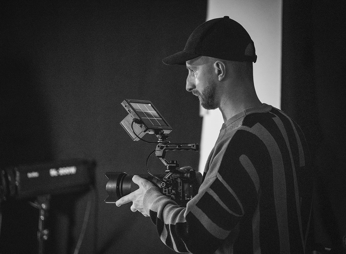 Videograf & Filmemacher Nico Fischer mit einer Kamera in der Hand