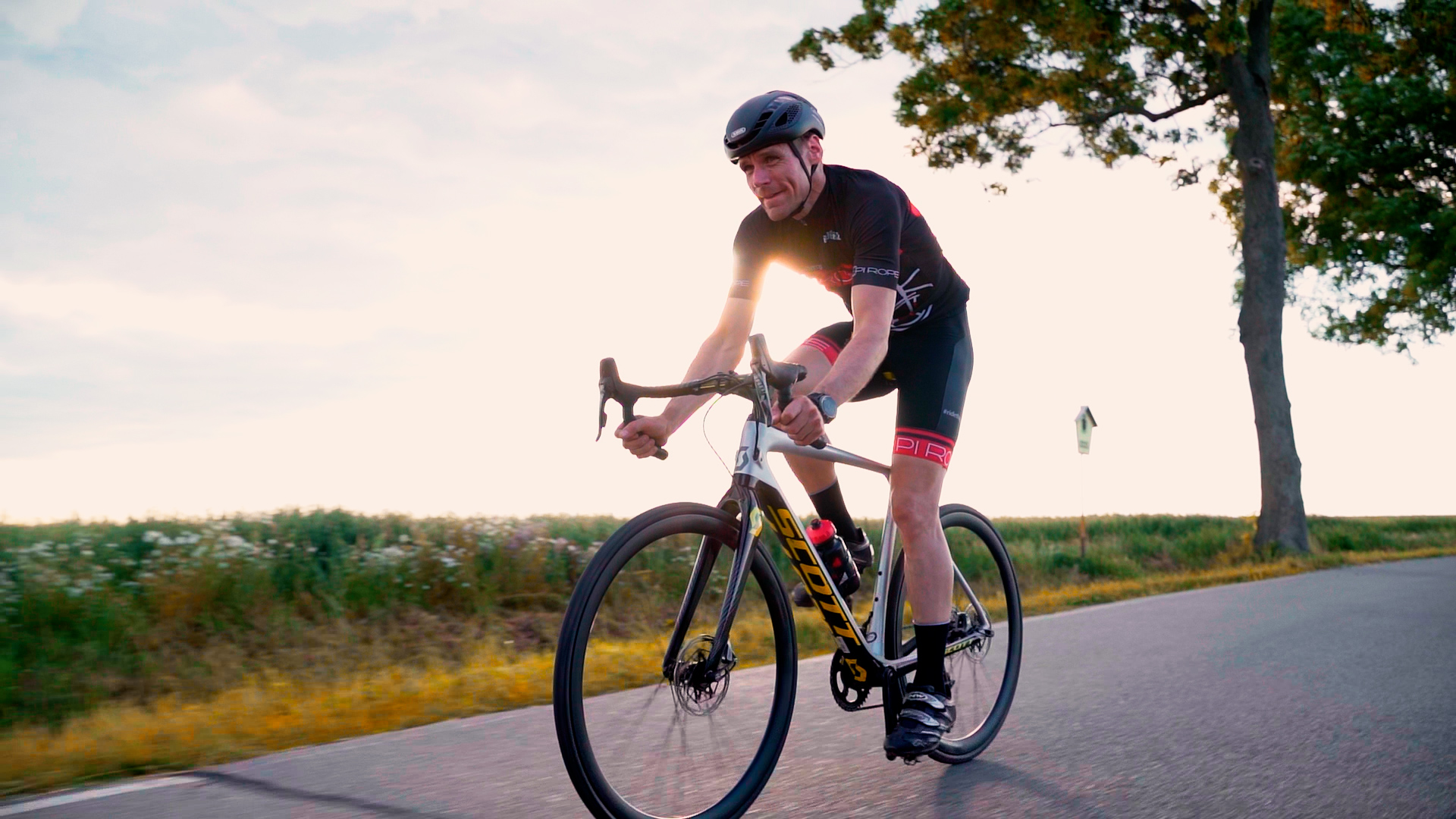 Fahrradfahrer bei einem Filmdreh einer Videoproduktion für einen Imagefilm