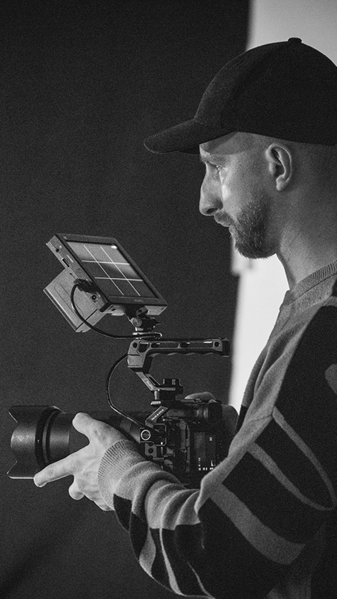 Videograf & Filmemacher Nico Fischer mit einer Kamera in der Hand